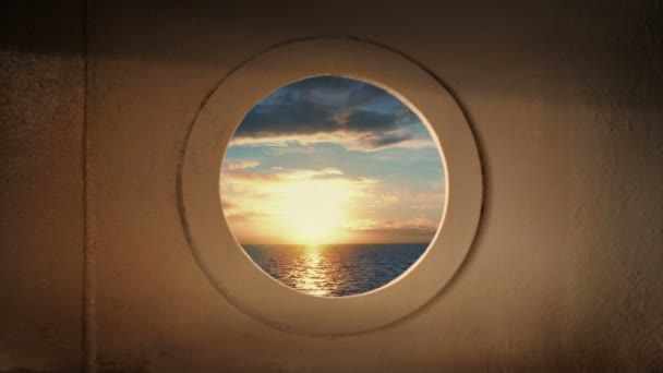 Porthole vista desde atrás de la nave al atardecer — Vídeo de stock