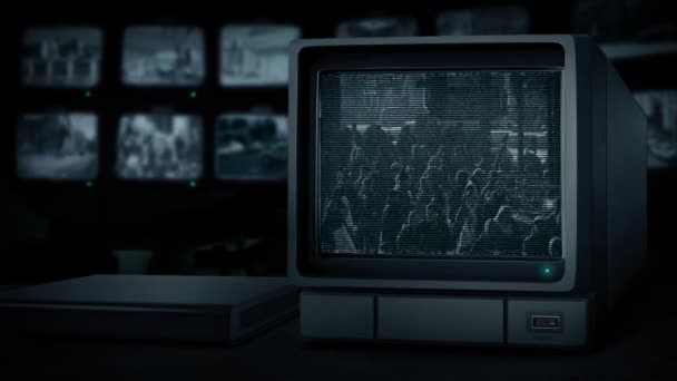 CCTV insanların kalabalıklar izlerken Tv — Stok video