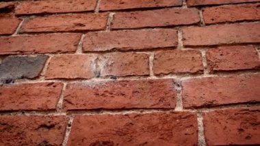 Eski tuğla duvarı boyunca hareket