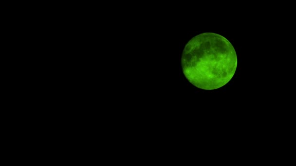 绿色的月亮，在多云的夜晚 — 图库视频影像