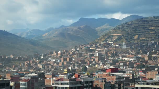 Ciudad Sudamericana con grandes colinas en el fondo — Vídeos de Stock