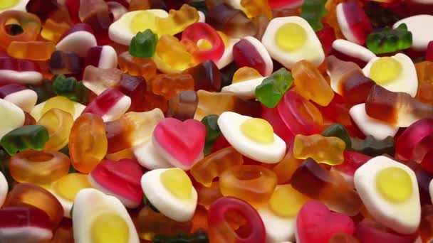 Cuenco de caramelos masticables mixtos girando — Vídeo de stock