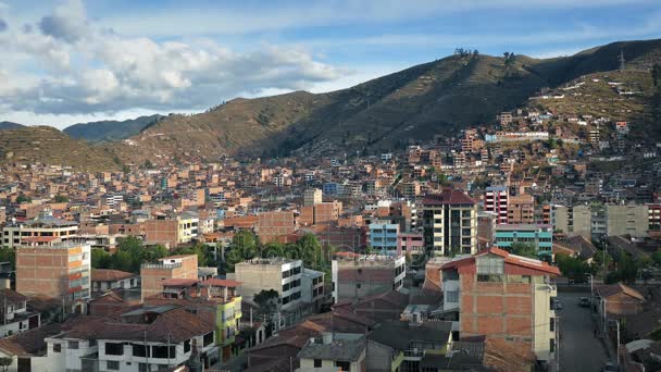 Ville près des collines au coucher du soleil — Video