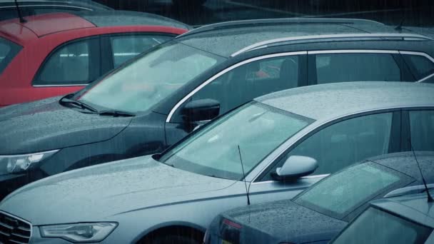 Coches aparcados en tormenta de lluvia — Vídeo de stock