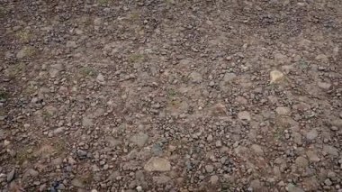 Engebeli dağ yolu üzerinde hareket