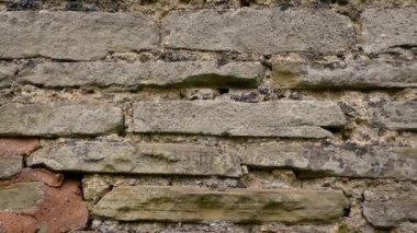 Geçen eski çiftlik duvar