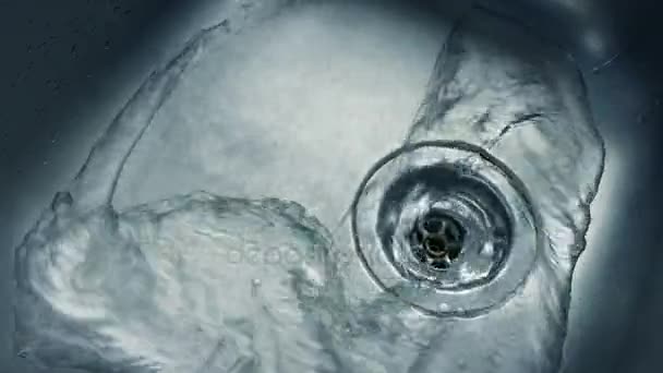 Wasser läuft um Metallspüle — Stockvideo