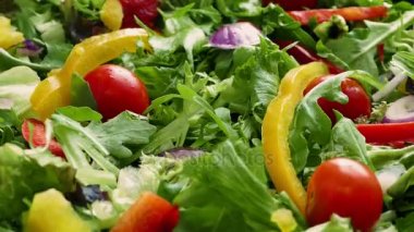 Lezzetli karışık salata döndürme
