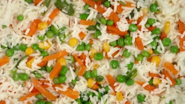 Вращение смеси риса и овощей — стоковое видео