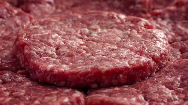 Roterende hamburgers rundvlees — Stockvideo