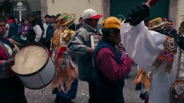 Maskeli sanatçılar ile Latin Amerika Street Parade. Cusco, Peru, Haziran 2017