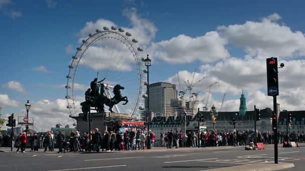 Westminster Bridge και London Eye στη διάρκεια της ημέρας. Λονδίνο, Αγγλία, Ιουλίου 2017 — Αρχείο Βίντεο