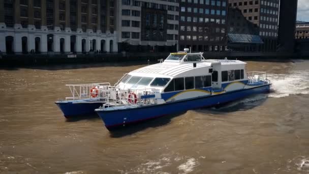 Barco de ferry en el río en la ciudad — Vídeos de Stock