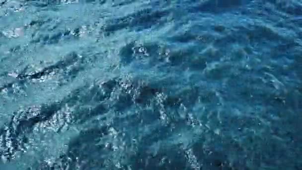 Superficie del río azul en el viento — Vídeos de Stock