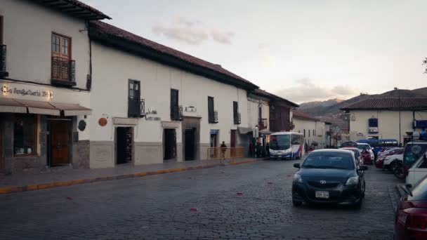 Bussar i torget i Sydamerika. Cusco, Peru, juni 2017 — Stockvideo