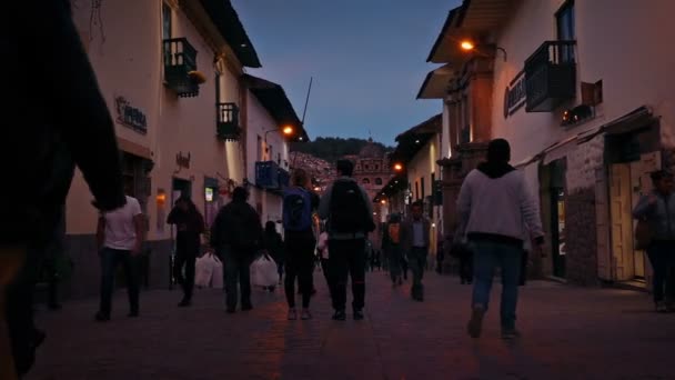 Forgalmas utcára Dél amerikai városban esténként. Cuzco, Peru, 2017. június — Stock videók