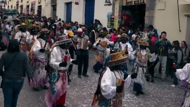 Μασκοφόροι ερμηνευτές στην Λατινική Αμερική το Street Parade φέτος. Κούσκο, Περού, Ιουνίου 2017 — Αρχείο Βίντεο