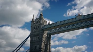 Tower Köprüsü'nün altında güneşli günde geçen