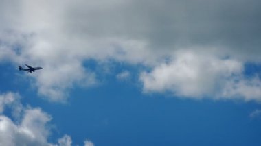 Mavi gökyüzü arasında uçak uçar