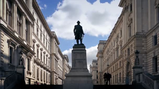 Mensen lopen trap door klassieke gebouwen en standbeeld — Stockvideo