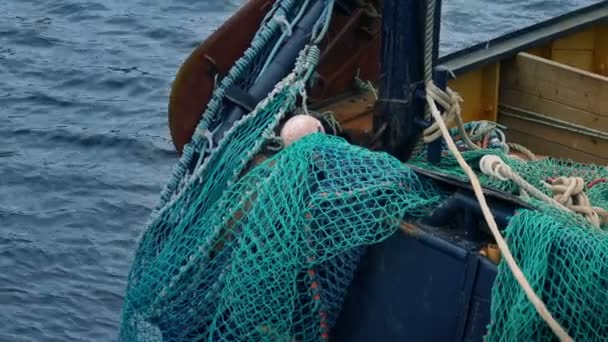 Redes de pesca en el lado del barco — Vídeo de stock