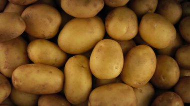 Dönen yeni patates yığını