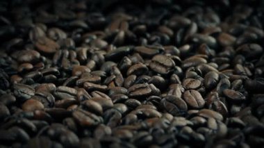 Yavaş yavaş dönen çuval içinde kavrulmuş kahve çekirdekleri