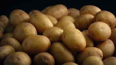 Siyah arka plan üzerine patates yığını