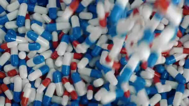 Capsules médicamenteuses mélangées Verser dans la pile — Video