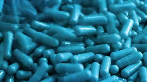 Blaue Pharmamützen in Haufen gegossen — Stockvideo