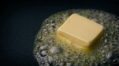 Tavada tereyağı erir