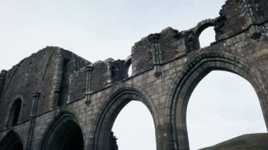 Eski manastır kalıntıları arasında pan