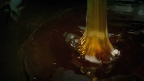 Σιρόπι ρίχνει στο τηγάνι κινηματογράφηση σε πρώτο πλάνο — Αρχείο Βίντεο