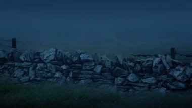 Eski duvar geçmiş gece acele sis ile fırtınada