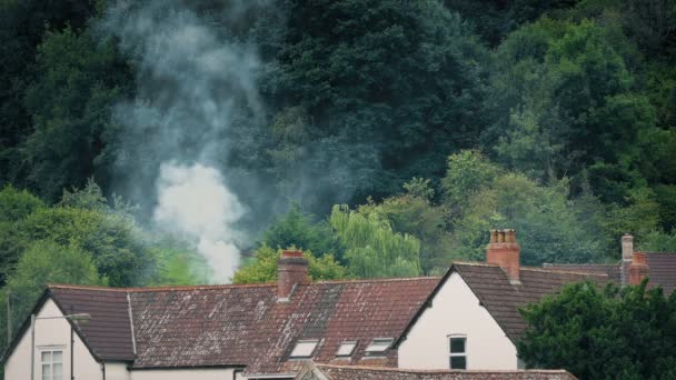 Καπνός που ανεβαίνει από τα σπίτια σε αγροτική περιοχή — Αρχείο Βίντεο