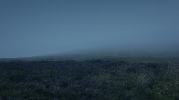 Brume soufflant sur la montagne dans la tempête — Video