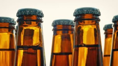 Düz arka plan üzerinde dönen bira şişeleri