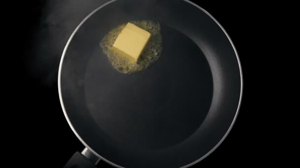 La mantequilla se derrite en Pan Overhead Shot — Vídeos de Stock