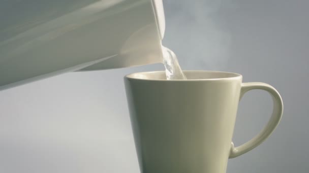Pić co - czajnik wylewa wrzenia wody do kubka — Wideo stockowe