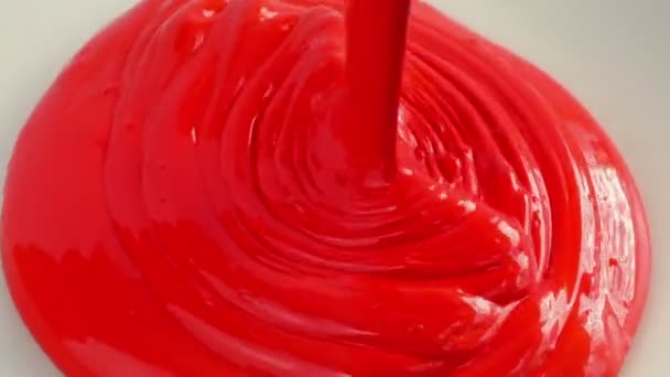 Nalévá červené barvy na bílý povrch — Stock video