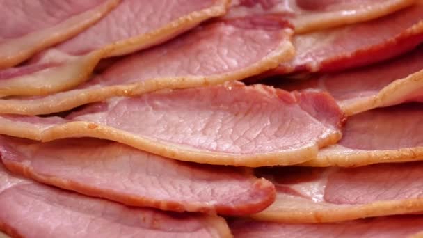 Bacon cozido girando lentamente — Vídeo de Stock