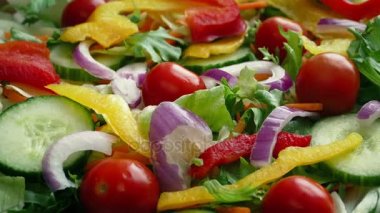 Biber, soğan ile karışık salata