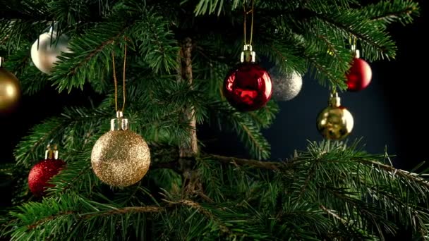 Pasando Árbol Navidad Con Baubles — Vídeo de stock