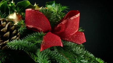 Çam kozalağı ve Holly ile Noel çelenk