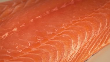 Çiğ somon plaka üzerinde döndürme