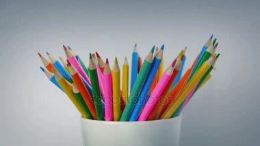 Birçok renkli kalemler döndürme