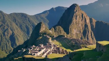 Machu Picchu güneşin etrafında yürüyüş insanlar ile