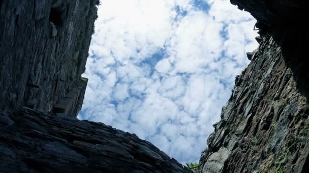 Tournant Tir Regardant Vers Haut Ciel Intérieur Des Ruines Château — Video