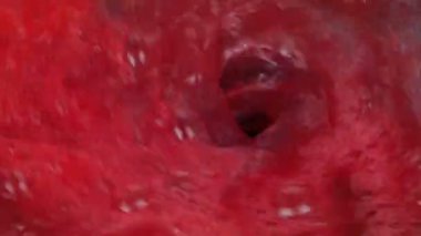 Kırmızı madde uzakta lavaboda yıkama