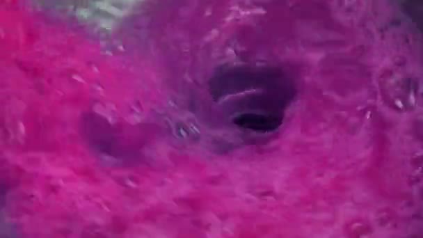 洗涤槽中的粉红色物质 — 图库视频影像